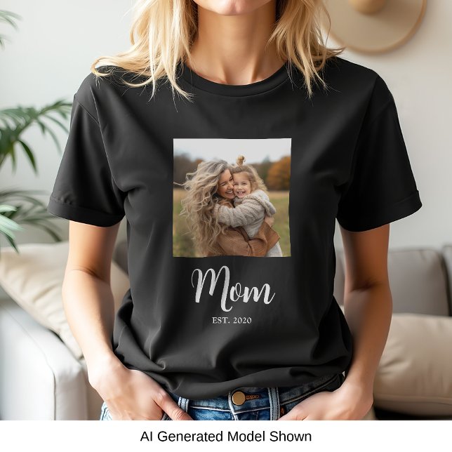T-shirt Maman Texte de Script Établie Photo (Established mom 1 photo white script text personalized t-shirt gift for Mother's Day or Birthday)