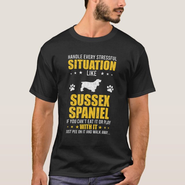 T-shirt Manipuler la situation stressante Sussex Spaniel D (Devant)