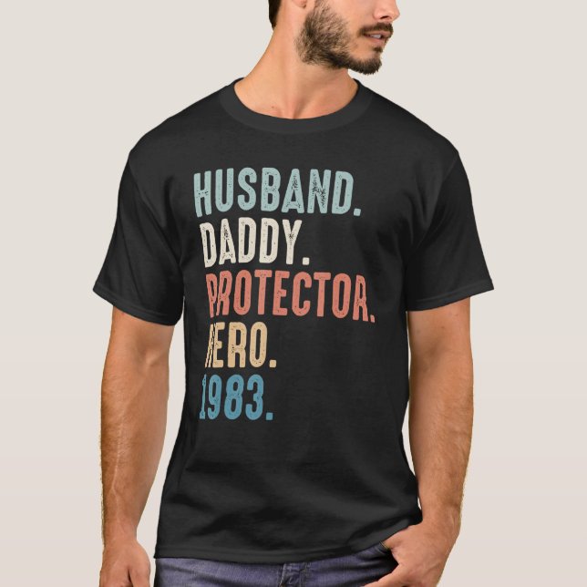 T-shirt Mari Daddy Protector Hero Best Papa depuis 1983 (Devant)