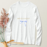 T-shirt Mariage à ruban bleu tendance<br><div class="desc">Un souvenir mémorable. Ce joli T-shirt présente un joli ruban d'aquarelle bleu poussiéreux à côté d'une police contemporaine dans une police chic de couleur dorée faux. Texte facultatif à l'arrière pour inclure le nom de chaque femme de ménage.</div>