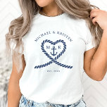 T-shirt Mariage d'Ancre Coeur blanc et bleu marine<br><div class="desc">Chemises de lune de miel bleu et blanc marine pour un mari et une femme. Idéal pour un mariage de la Marine (militaire) ou d'une maison de lac. Design dispose d'une corde en forme de coeur avec ancre et initiales de couple au milieu. Personnalisez-le avec vos détails mariages.</div>
