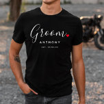 T-shirt Mariage de chambre élégant<br><div class="desc">Le cadeau parfait pour n'importe quel marié,  le design amusant et moderne dispose d'un script de typographie élégant "Groom" avec mignon petit coeur d'amour rouge arrêts complets. Le design est facile à personnaliser avec votre nom et date de mariage établie et sera le gardien parfait de votre journée spéciale.</div>