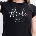 T-shirt Mariage de mariée élégant<br><div class="desc">Le cadeau parfait pour toute mariée, le design amusant et moderne dispose d'un script de typographie élégant "Bride" avec de mignons petits coeur d'amour rouge arrêts complets. Le design est facile à personnaliser avec votre nom et date de mariage établie et sera le gardien parfait de votre journée spéciale.</div>