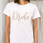 T-shirt Mariage de mariée Nom personnalisé Beige Blanc<br><div class="desc">Célébrez la future mariée avec un t-shirt personnalisé unique ! Un design simple et élégant, avec des lettres de script tendance, personnalisées avec le nom de la mariée, la date mariage, l'emplacement ou autre texte. Ce t-shirt beige et blanc élégant fait un joli cadeau pour une soirée bachelorette, un wedding...</div>