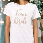 T-shirt Mariage d'équipe personnalisé Beige blanc<br><div class="desc">Célébrez votre équipe de mariées avec ce t-shirt mariage personnalisé ! Les mots 'Team Bride' sont écrits dans une police de script tendance, et ci-dessous vous pouvez ajouter un nom personnalisé, une date mariage, un emplacement ou un autre texte. Un beau cadeau pour une soirée bachelorette, un wedding shower ou...</div>