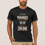 T-shirt marié<br><div class="desc">Faites une déclaration amusante avec le t-shirt de ce marié qui dit : "Je me marie, les autres ne sont là que pour se saouler". (Vector créé par pikisuperstar - www.freepik.com). Le t-shirt est facile à customiser avec votre taille et votre style. Pas exactement ce que vous cherchez ? Tous...</div>