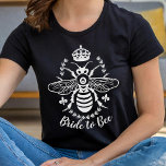 T-shirt Mariée à Bee Honeybee Mariage de la Couronne | Per<br><div class="desc">Ce t-shirt de mariage simple et élégant dit "Mariée à Abeille" et présente une silhouette d'abeille blanche entourée d'une couronne, d'une fleur de lis et d'une couronne de laurier. Vous pouvez également modifier le texte "Mariée à abeille" pour une autre occasion ou customiser plus loin pour ajouter du texte. Pour...</div>