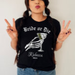 T-shirt Mariée Ou Mort Jusqu'À La Mort Faisons-Nous La Bac<br><div class="desc">Célébrez votre soirée de bachelorette avec une touche d'élégance sombre en portant notre chemise personnalisée "Mariée ou Mort". Parfait pour une soirée mariage gothique, cette chemise incarne l'esprit de "Til Death Do We Party". Doté d’un graphisme squelette saisissant, il est conçu pour ajouter une touche unique et pointue à vos...</div>