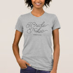 T-shirt Mariée Tribe Script moderne Nom personnalisé Bride<br><div class="desc">Préparez-vous à être une demoiselle d'honneur avec cette chemise décontractée mignonne : script de calligraphie moderne en noir pour "Tribe de Mariée" et votre texte personnalisé pour le nom (ou supprimez ceci si vous préférez un dessin sans nom). Super chemises pour une douche nuptiale, boîte de proposition de femme de...</div>
