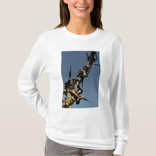 T-shirt Marines sur un SPIE RIG. un dispositif de corde qu