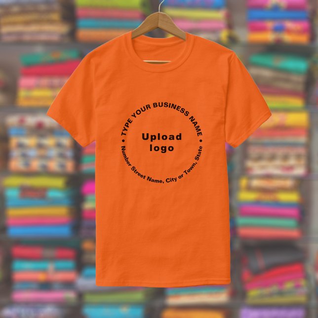 T-shirt Marque d'affaires en Motif rond texte sur orange (Orange t-shirt with round pattern text business branding displayed in a store)