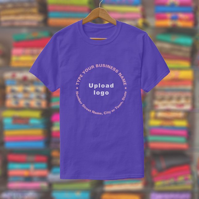 T-shirt Marque d'affaires en Motif rond texte sur violet (Purple t-shirt with round pattern text business branding displayed in a store)