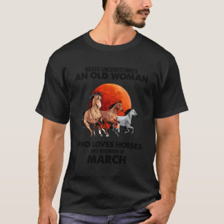T-shirt Mars Ne Sous-Estime Jamais Une Vieille Femme Qui A