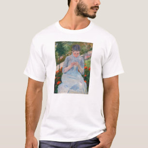 T-shirt Mary Cassatt - Jeune fille cousant dans un jardin