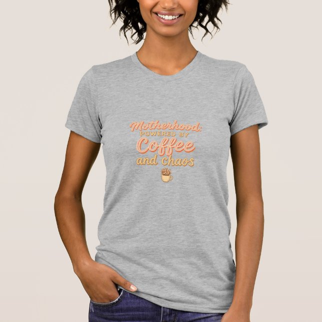 T-SHIRT MATERNITÉ ALIMENTÉE PAR LE CAFÉ ET LE CHAOS (Devant)