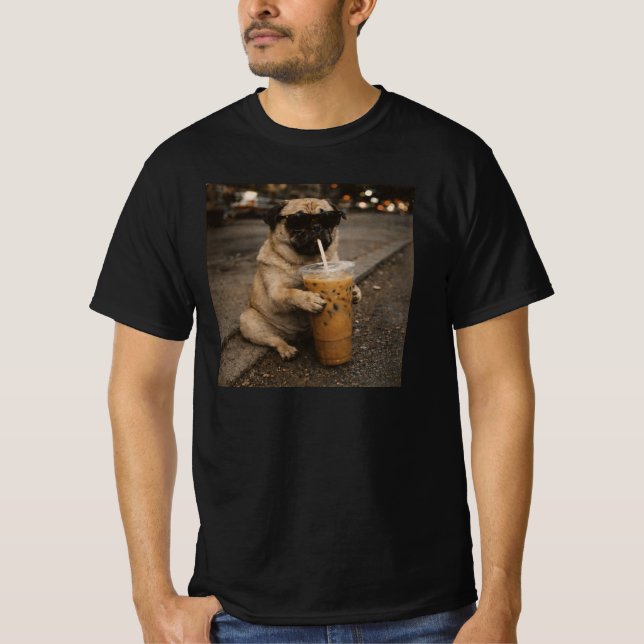 T-shirt Mème de chien drôle buvant un café glacé Pug  (Devant)