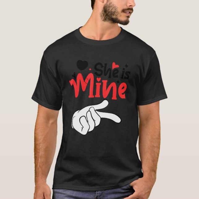 T-shirt Men She is Mine Matching Couples Valentine Day Cos (Devant)