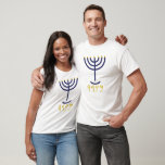 T-shirt Menorah minima moderne Paleo Hébreu Marine or<br><div class="desc">Design minimaliste moderne de Menorah en marine avec fausse feuille d'or sur les bougies et Paleo des lettres hébraïques écrites sous la Menorah. Les lettres hébraïques Paleo écrivent le mot Menorah : Mem, Nun, Resh, Hey. Leur signification, en bref, est Mem - Chaos Puissant Sang; Nun - Continuer Lui Fils;...</div>