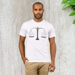 T-shirt Mens de pesage à échelles vintages<br><div class="desc">Cette conception est de balances vintages du type avec les poids de comptoir de chaque côté. Ce design à échelles vintages est très bien sur ce t-shirt homme. Parfait pour vous-même ou comme cadeau</div>