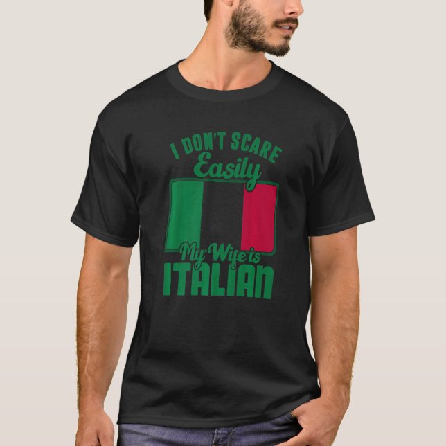 T-shirt Mens I Dont Scare Easily My Wife Is Italian Me Pro (Devant)