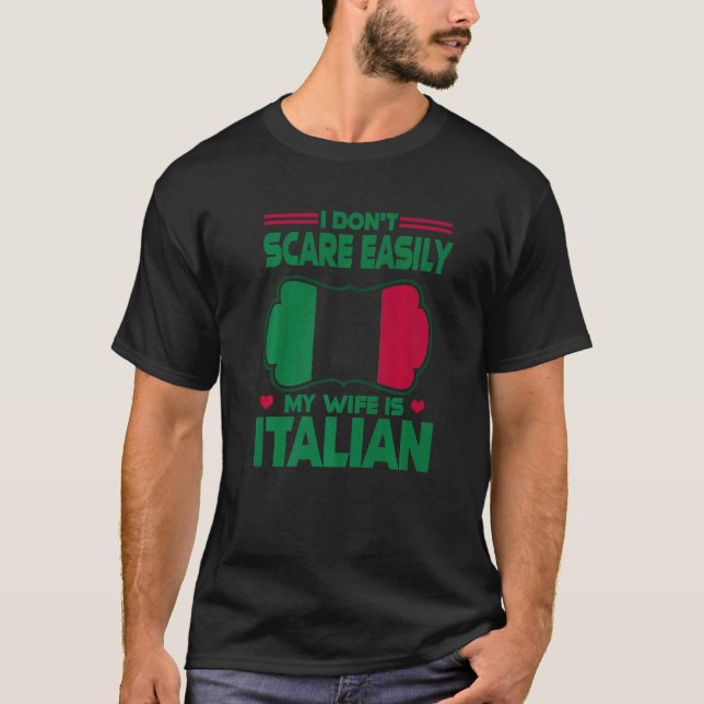 T-shirt Mens I Dont Scare Easily My Wife Is Italian Me Pro (Devant)