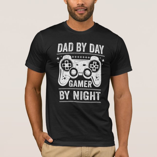 T-shirt Mens Papa By Day Gaming By Night Video Gamer Papa  (Devant)