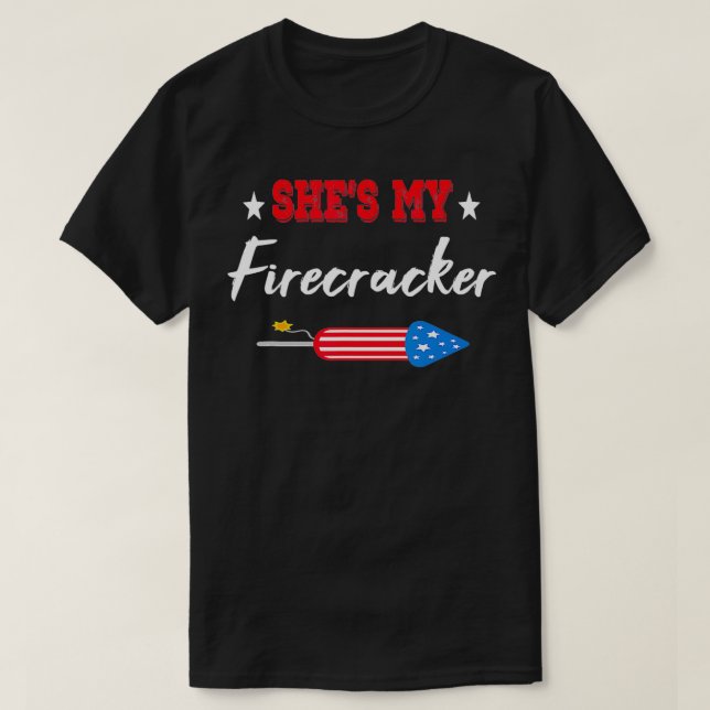 T-shirt Mens She's My firecracker Funny 4 juillet ma (Design devant)