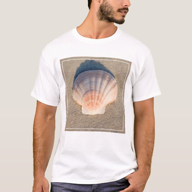 T-shirt Mer Shell s'étendant sur la plage sablonneuse (Devant)