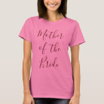 T-shirt Mère de la mariée rose<br><div class="desc">Faites que votre mère de la mariée se sente spéciale avec ce joli t-shirt rose.  Avec "Mère de l'Épouse" en merveilleuse police bordeaux,  passez votre commande dès aujourd'hui !</div>