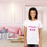 T-shirt Mère fille d'anniversaire chaud rose<br><div class="desc">Un t-shirt pour la mère de la fille d'anniversaire. Personnalisez et ajoutez du texte. Texte de couleur rose chaud.</div>
