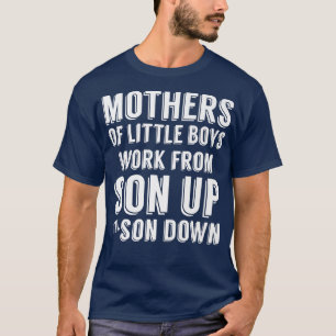 T-shirt Mères de petits garçons travaillent de fils à mama