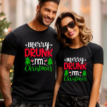 T-SHIRT MERRY DRUNY JE SUIS FUNNY DE NOËL<br><div class="desc">Préparez-vous à célébrer la saison des Fêtes avec beaucoup de plaisir avec notre tenue hilarante! . Le texte dit : "MERRY DRUNK I AM CHRISTMAS" dans une combinaison moderne de polices manuscrites et de polices gras mignonnes ornées d'un verre de vin et d'arbres de Noël. Un cadeau parfait pour les...</div>
