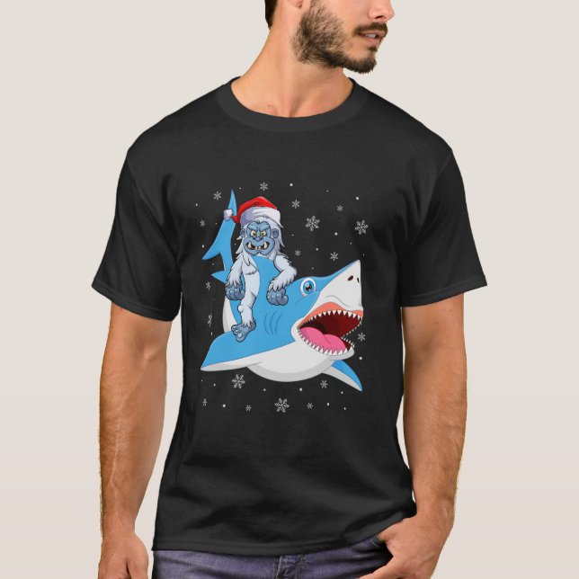 T-shirt Merry Sharkmas Funny Santa Hat Yeti Riding Requin  (Devant)