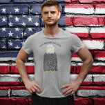 T-shirt Message personnalisé de l'illustration de l'aigle<br><div class="desc">Présente une illustration d'un aigle chauve américain en position debout ou assise avec votre propre message personnalisé ci-dessus.</div>