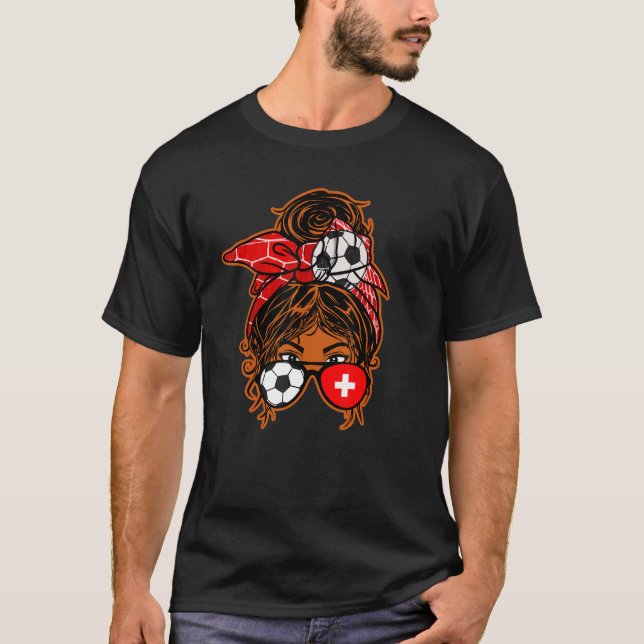 T-shirt Messy Bun Cheveux Brown peau Soccer Girl Suisse (Devant)