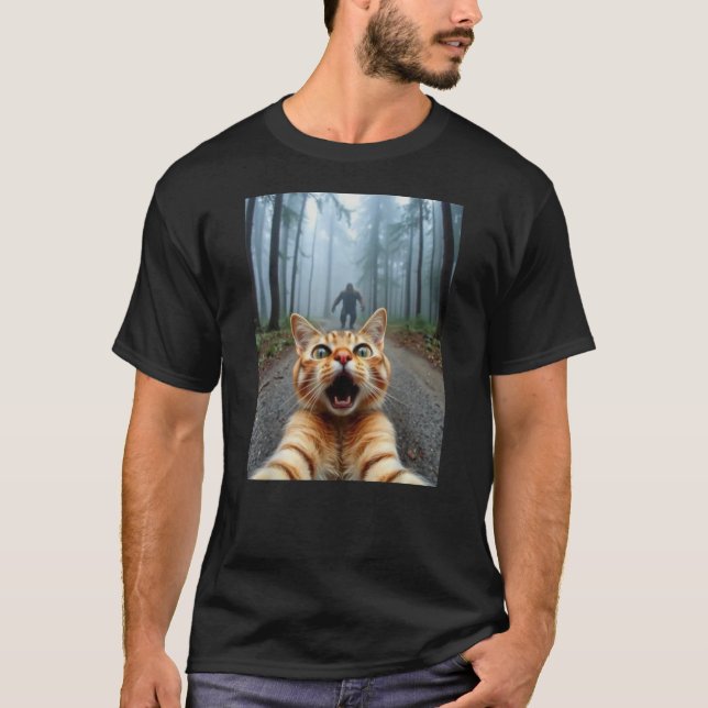T-shirt Mignon Chat Selfie & Sasquatch Graphique V2 (Devant)