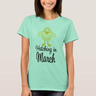 T-shirt mignon de faire-part de dû en mars