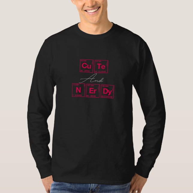 T-shirt Mignonne Et Nerdy Écrite Dans Les Éléments Du Péri (Devant)