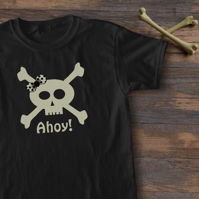 T-shirt Mignonne fille Pirate crâne et os croisés (Ahoy! Cute Pirate Skull and Crossbones Shirt just for you!)