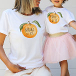 T-shirt Mignonne Mandarin Orange Mama Maman Jumelage enfan<br><div class="desc">Aquarelle peinte à la mandarine fruit orange avec le texte personnalisable "mama" et "date établie",  trouver une chemise "mama's cutie" correspondante dans ma collection "Mommy and me designs".</div>