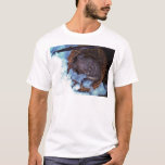 T-shirt mignonne petite souris dans la neige<br><div class="desc">mignonne petite souris dans la neige Photo de Sandy Closs. Souris,  souris,  animal,  faune,  "animal d'hiver",  animaux,  hiver,  "souris de Noël""souris de Noël""amoureux de souris""amoureux de souris""amoureux de souris"</div>