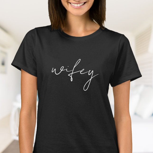 T-shirt Mignonne Wifey simple | Script blanc, noir (Créateur téléchargé)
