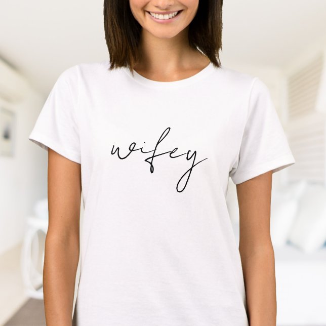 T-shirt Mignonne Wifey simple | Script noir, blanc (Créateur téléchargé)