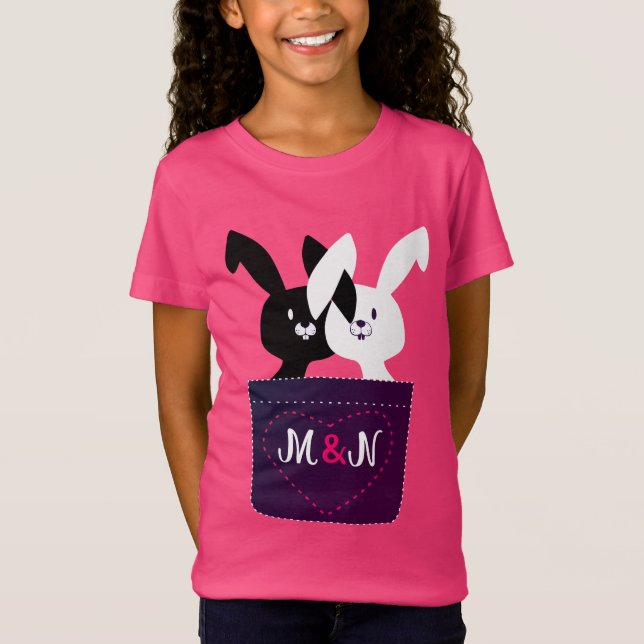 T-Shirt Mignons lapins noirs et blancs avec monogramme de  (Devant)