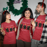 T-shirt Mignons Trois Chats Feux de Noël Personnalisé Fête<br><div class="desc">Ce t-shirt de Noël pour chat mignon présente un dessin de 3 chatons noirs enveloppés de lumières de Noël. Customisez ce joli tee rouge de vacances pour un ami ou un membre de la famille qui aime leurs trois mignonnes chattes. Monogramme leurs noms en blanc sous les adorables félins.</div>