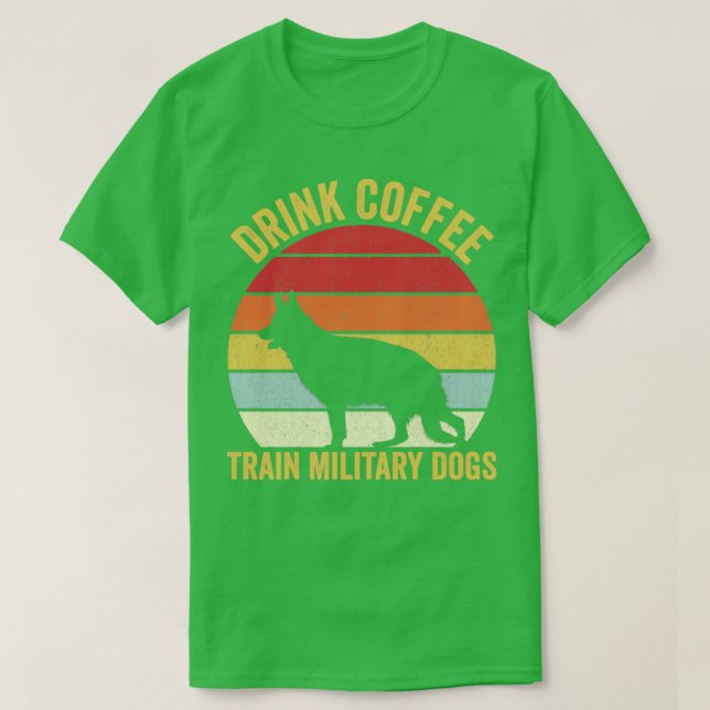 T-shirt Militaire Entraîneur de chiens Boire du café K9 Vi (Design devant)