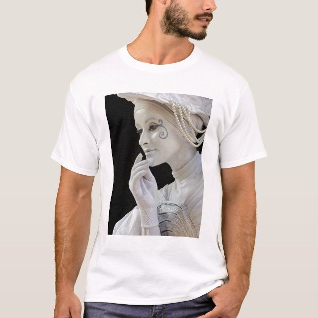 T-shirt Mimeuse féminine interprétant à l'angle d'une rue (Devant)