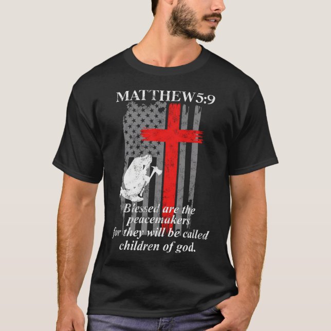 T-shirt Mince Ligne Rouge Croix Bible Verse Pompier (Devant)