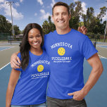 T-shirt Minnesota Pickleball Ajouter un partenaire du club<br><div class="desc">Montrez votre amour du pickleball avec cette superbe chemise de pickleball du Minnesota pour clubs, équipes, partenaires ou vêtements de tous les jours. Ajoutez simplement vos 3 lignes de texte personnalisé pour créer une chemise de pickleball totalement unique. Idéal pour les tournois, les maillots de club assortis ou pour donner...</div>