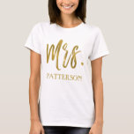 T-shirt Mme et nom de famille Gold Foil Typographie Chemis<br><div class="desc">Mme et nom de famille Faux Gold Foil Typography T-Shirt pour une mariée à porter sur sa lune de miel. Ce t-shirt est jumelé à la chemise en argent de nom de famille M. pour hommes.</div>